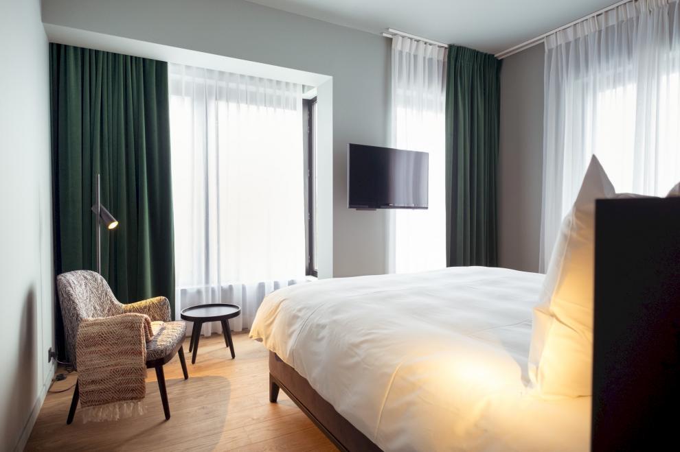 Ervaar luxe en ruimte in onze Luxury Room met regendouche bij U Eat U Sleep. Moderne voorzieningen en stijlvol design voor een comfortabel verblijf.