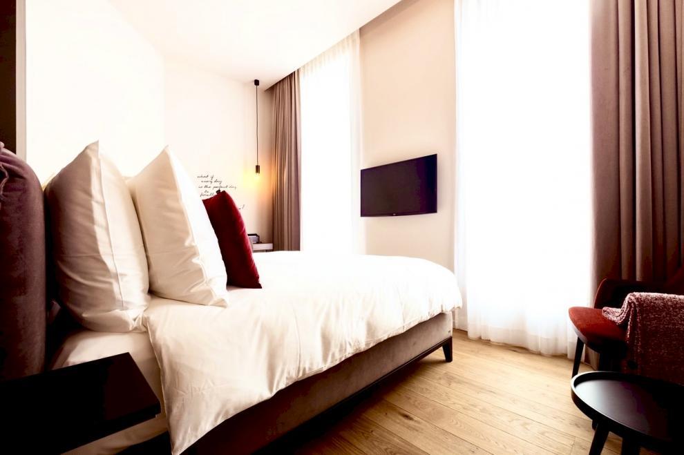 Ruime en stijlvolle kamers, met moderne voorzieningen en een prachtig uitzicht op Antwerpen voor de ideale nachtrust. Reserveer uw kamer en maak u klaar voor een luxueus verblijf in het hart van Antwerpen bij U Eat U Sleep.