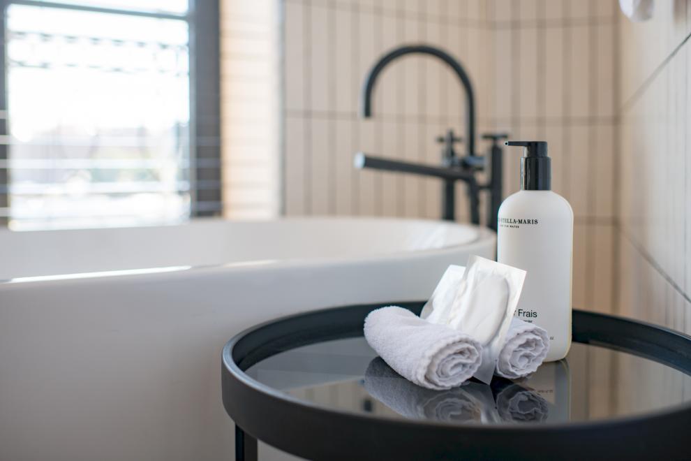 Relax in our Charming Room with a luxurious bath in Antwerp. Enjoy comfort and pampering in a stylish setting.