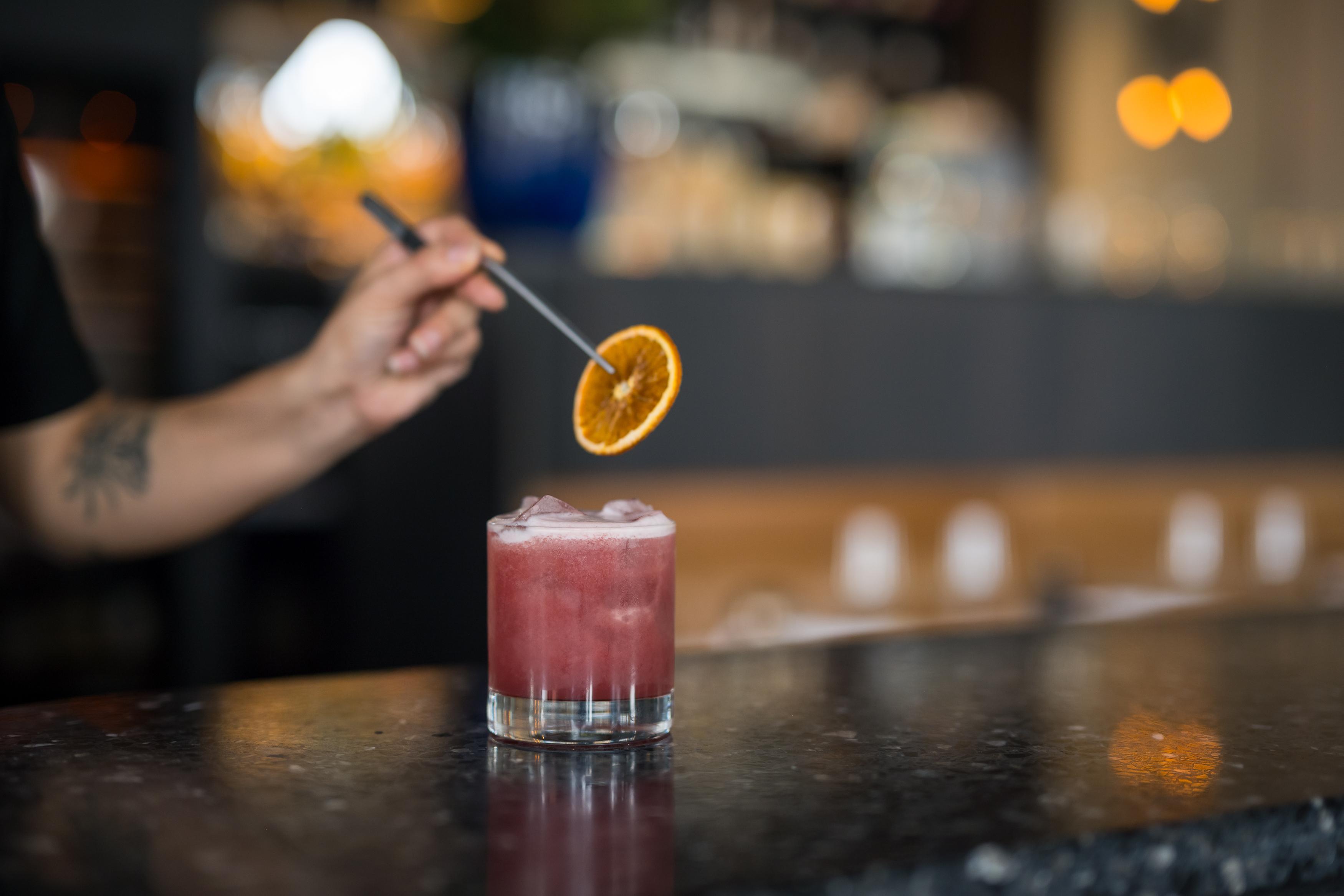 Faites l'expérience d'un cocktail inégalé dans notre bar à cocktails atmosphérique d'Anvers.