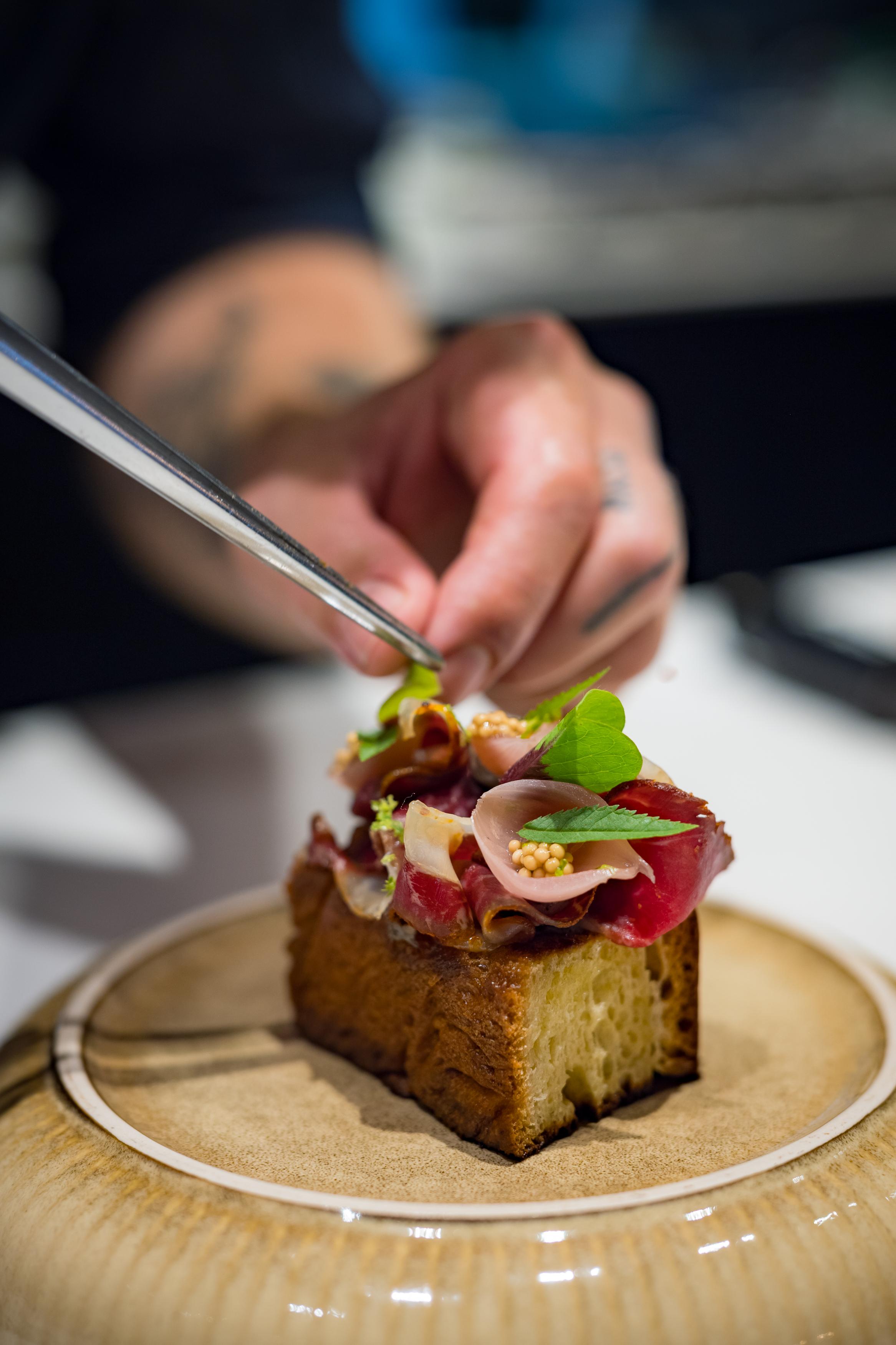 Laat uw smaakpapillen prikkelen door onze heerlijke gerechten, gemaakt om uw eetlust op te wekken en uw culinaire ervaring te starten.