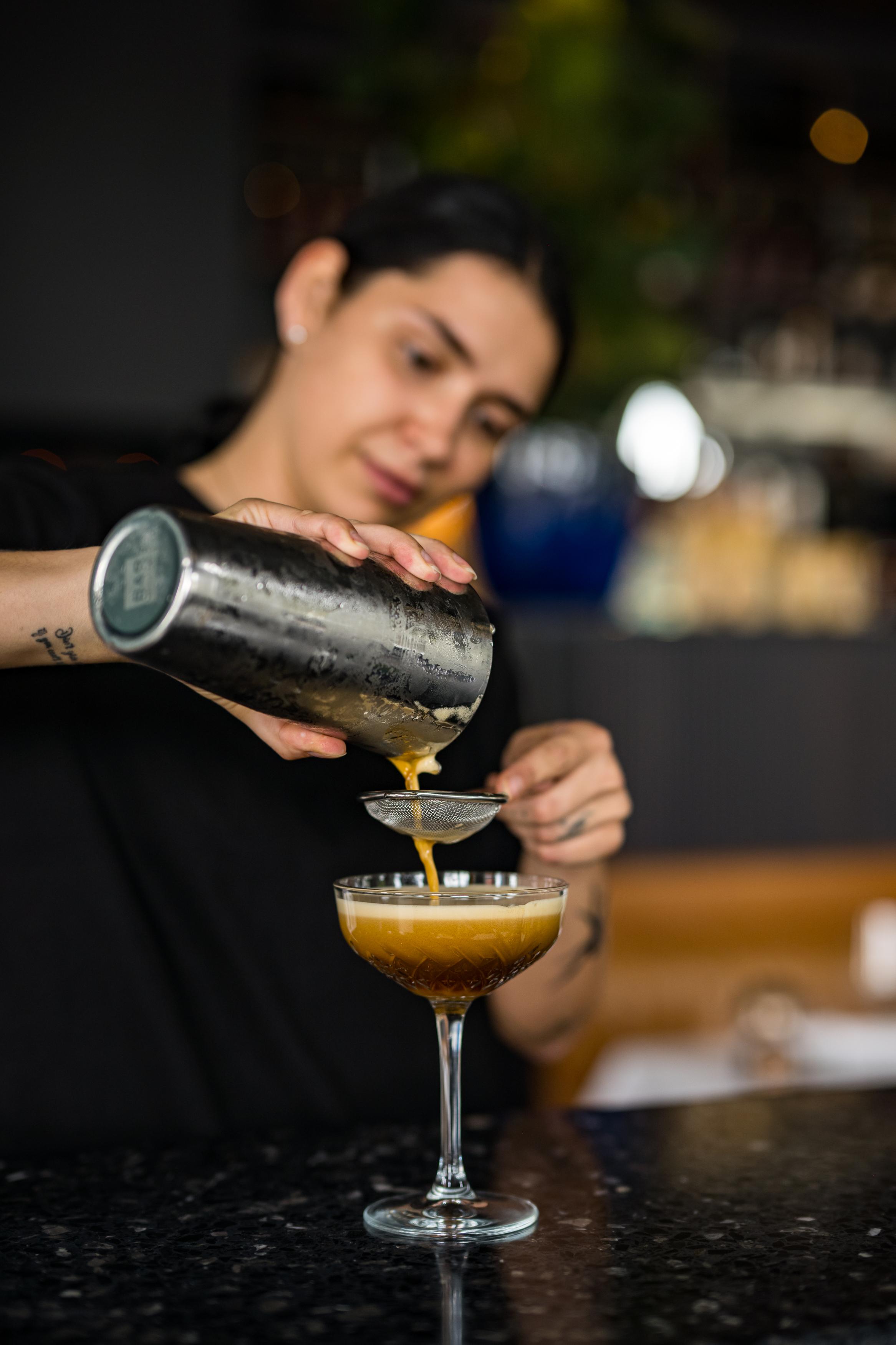 Onze cocktailkaart biedt een scala aan opties, van verfrissende gin-tonics tot exotische mojito\'s. 