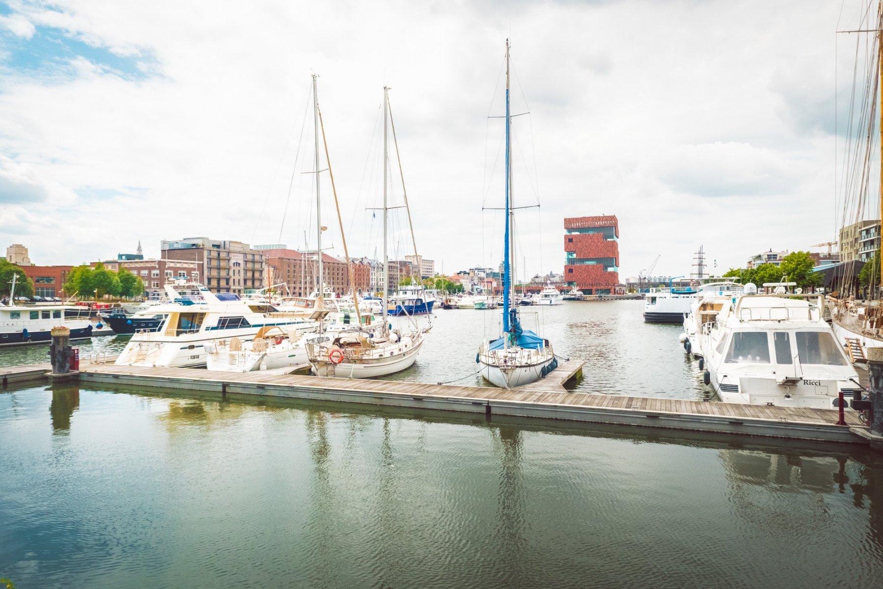 Uitzicht op de Antwerpse jachthaven en het imposante MAS gebouw weergeeft. Geniet van de unieke locatie bij U Eat U Sleep.